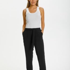 Γυναικείο μαύρο υφασμάτινο παντελόνι με ζώνη στη μέση και ίσια γραμμή, συνδυασμένο με λευκό rib αμάνικο top και λευκά chunky sneakers. Άνετη εφαρμογή, ιδανικό για καθημερινό και office casual styling. Φωτογράφιση σε minimal studio φόντο.