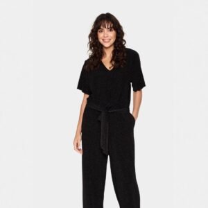 Κοπέλα με μαύρη ολόσωμη φόρμα