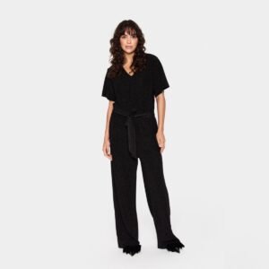 Κοπέλα με μαύρη ολόσωμη φόρμα