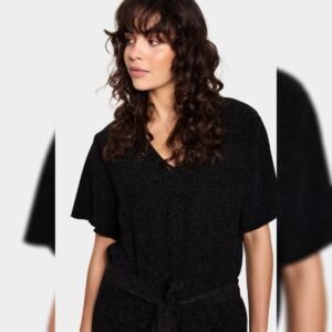 Κοπέλα με μαύρη ολόσωμη φόρμα