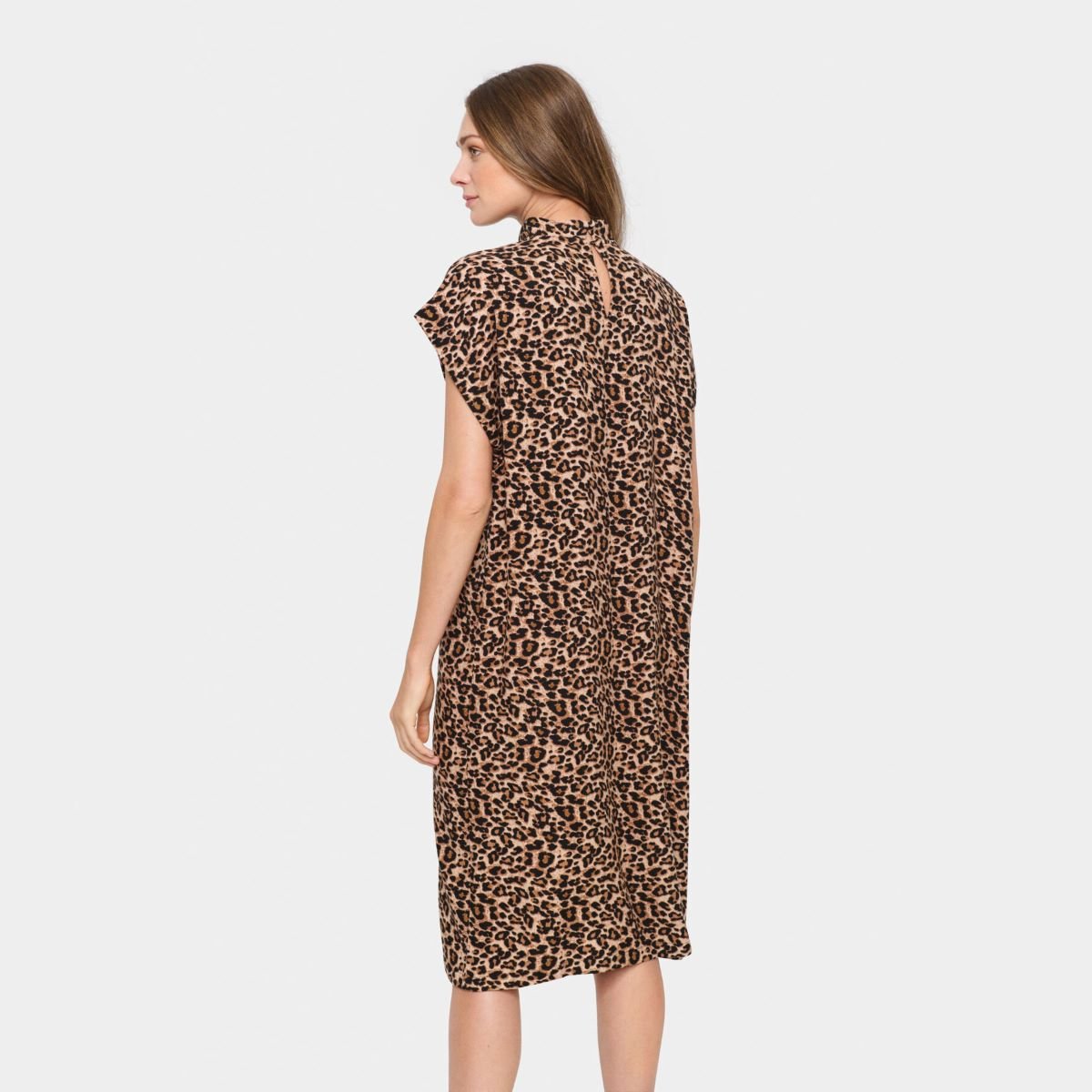PROD-02.1 Κοπέλα που φόρεμα λεοπάρντ με γυρισμένη την πλάτη