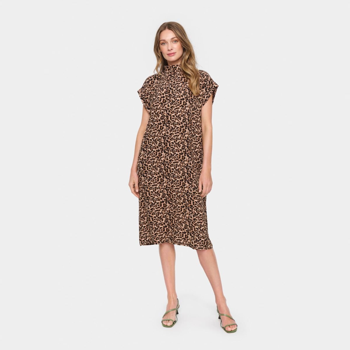 PROD-02.2 Κοπέλα που φόρεμα λεοπάρντ