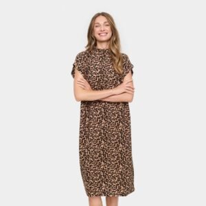 Κοπέλα που φόρεμα λεοπάρντ