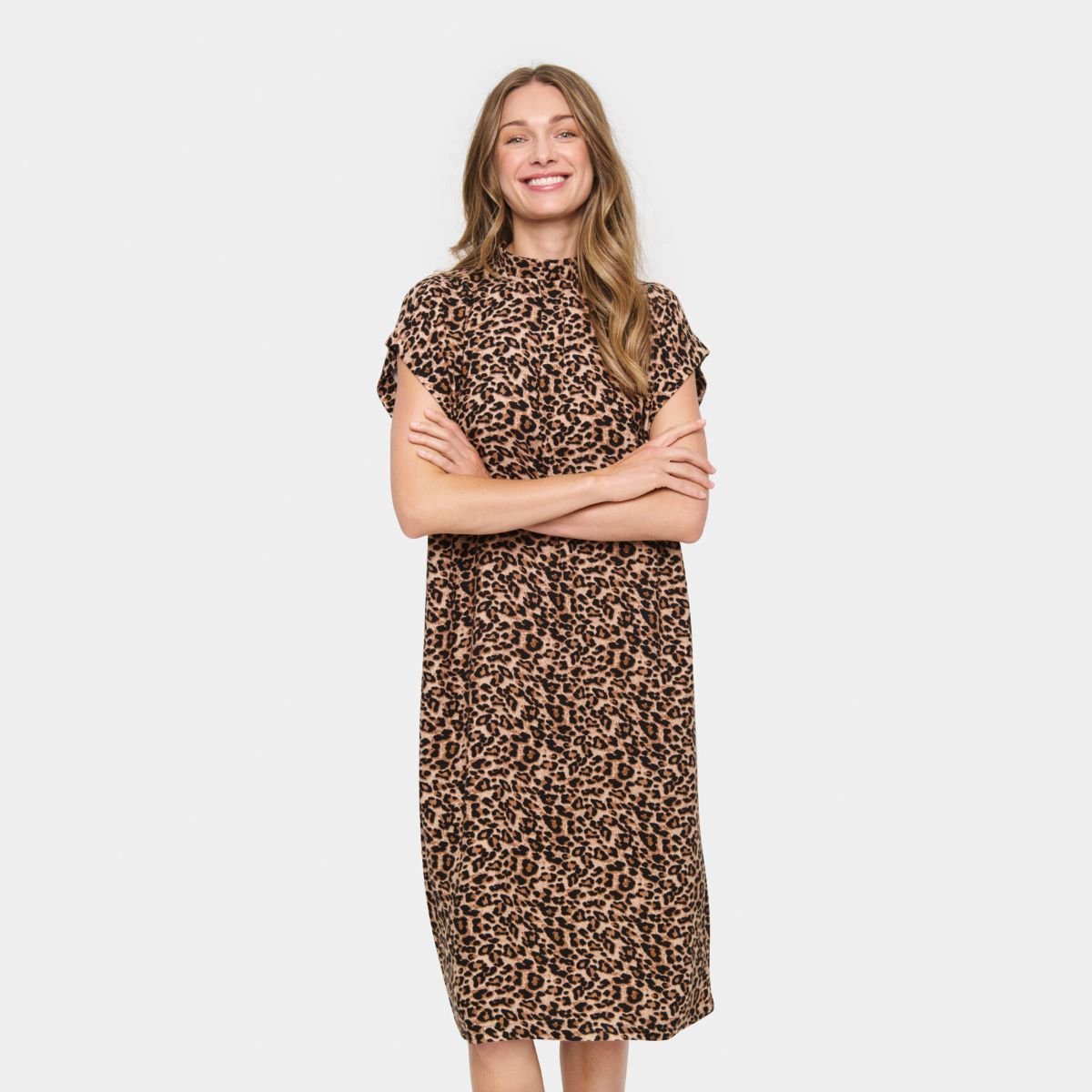 PROD-02.4 Κοπέλα που φόρεμα λεοπάρντ
