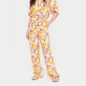 Κοπέλα που φοράει παντελόνι με Λουλούδια του πάγου