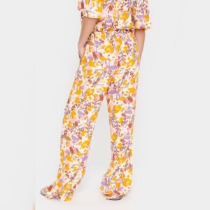 Κοπέλα που φοράει παντελόνι με Λουλούδια του πάγου με γυρισμένη πλάτη