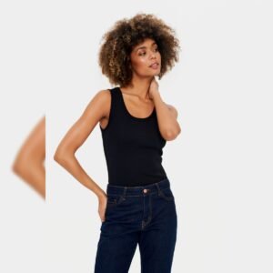 Κοπέλα που φοράει μαύρο μπλουζάκι αμάνικο