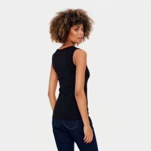 Κοπέλα που φοράει μαύρο μπλουζάκι αμάνικο