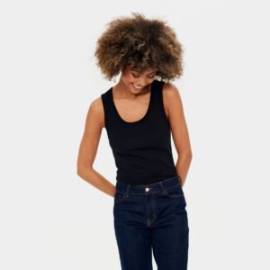 Κοπέλα που φοράει μαύρο μπλουζάκι αμάνικο