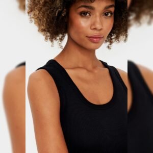 Κοπέλα που φοράει μαύρο μπλουζάκι αμάνικο