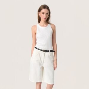 Κοπέλα με λευκό μπλουζάκι αμάνικο