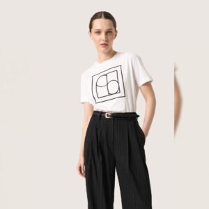 Κοπέλα με λευκή μπλούζα με σχέδιο