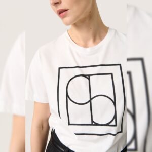 Κοπέλα με λευκή μπλούζα με σχέδιο