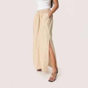 Κοπέλα με φούστα