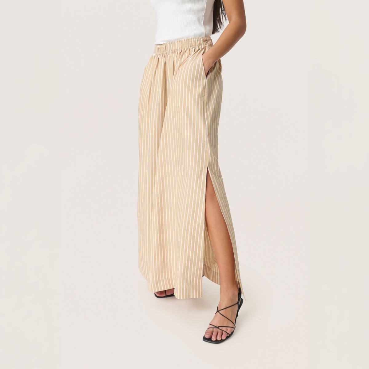 PROD-11.2 Κοπέλα με φούστα