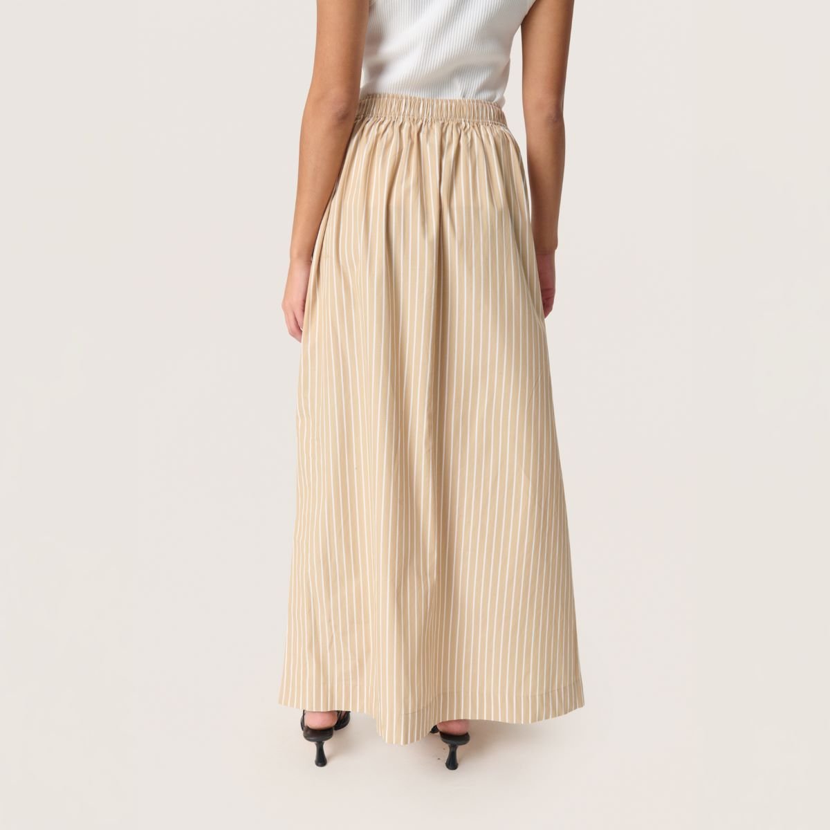 PROD-11.3 Κοπέλα με φούστα με γυρισμένη πλάτη