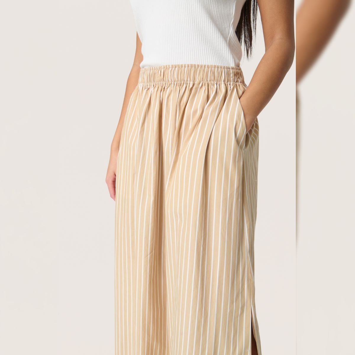 PROD-11.4 Κοπέλα με φούστα