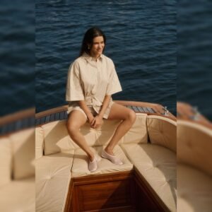 Κοπέλα με Πουκάμισο σε φόντο θάλασσας