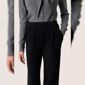 Κοπέλα με μαύρο παντελόνι