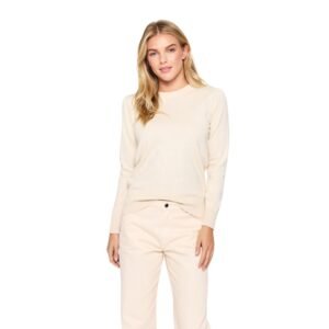 Γυναίκα με ξανθά μαλλιά φοράει μπεζ πλεκτή μπλούζα με μακρύ μανίκι και στρογγυλή λαιμόκοψη, σετ με ανοιχτόχρωμο παντελόνι, μπροστινή όψη.