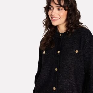 Κοντινό σε μοντέλο με μαύρη πλεκτή ζακέτα με χρυσά κουμπιά