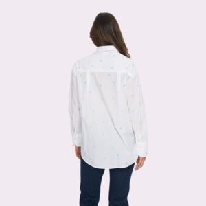 Λευκό πουκάμισο με κεντημένες γαλάζιες καρδιές – πίσω όψη
