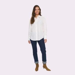 Μοντέλο φοράει λευκό πουκάμισο με ροζ καρδιές, τζιν παντελόνι και καφέ μποτάκια