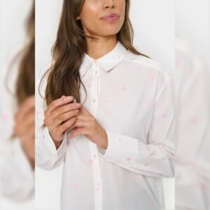 Μοντέλο με λευκό πουκάμισο με ροζ καρδιές και τζιν παντελόνι – μπροστινή όψη.Κοντινό