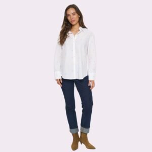 Μοντέλο φοράει λευκό πουκάμισο με γαλάζιες καρδιές – μπροστινή όψη