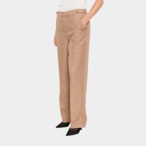 "Γυναικείο παντελόνι σε μπεζ απόχρωση, με ψηλή μέση, κουμπί στο πλάι και φαρδιά γραμμή. Διαθέτει πλαϊνές τσέπες και φοριέται με μαύρες γόβες. Φόντο λευκό."