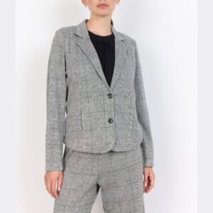 Γυναικείο καρό σακάκι σε γκρι αποχρώσεις, με κλασικό γιακά και δύο κουμπιά, εφαρμογή ίσια και ανάλαφρη υφή. Η μοντέλο το φορά με μαύρη μπλούζα, σε λευκό φόντο.