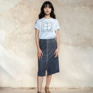 Γυναίκα με λευκό T-shirt φοράει midi δερμάτινη pencil φούστα με μπροστινό σκίσιμο.