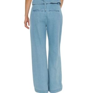 Κοντινό γυναίκας με τζιν παντελόνι wide leg. Πίσω όψη