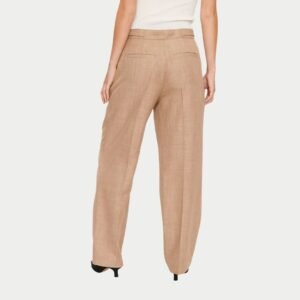 Γυναικείο μπεζ παντελόνι με φαρδιά γραμμή, πίσω όψη, δύο διακοσμητικές τσέπες πίσω και κλασικό κόψιμο στη μέση. Συνδυασμένο με μαύρες γόβες. Φόντο λευκό."