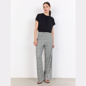 «Μοντέλο φοράει ψηλόμεσο γκρι καρό παντελόνι σε ίσια, φαρδιά γραμμή. Ολόσωμη λήψη από μπροστινή όψη, με styling σε μαύρο T-shirt και πέδιλα σε λευκό φόντο.»