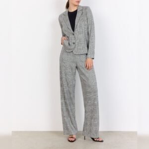 Καρό σακάκι σε γκρι τόνους, συνδυασμένο με ασορτί παντελόνι σε ίσια γραμμή και μαύρα πέδιλα με τακούνι. Το σύνολο παρουσιάζεται σε λευκό φόντο με minimal styling.