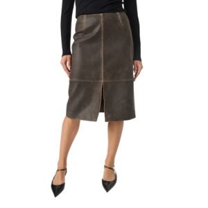 μπροστινή όψη midi δερμάτινης pencil φούστας με σκίσιμο σε μοντέλο. Κοντινό