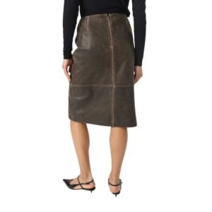 πίσω όψη midi δερμάτινης pencil φούστας με φερμουάρ σε μοντέλο, κοντινό.