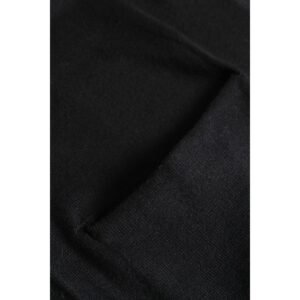 "Κοντινό πλάνο στο ύφασμα του μαύρου πλεκτού ζιβάγκο, που αναδεικνύει την απαλή και λεία υφή της πλέξης."