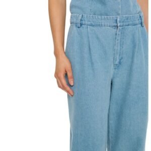 Λεπτομέρεια μπροστινής μέσης τζιν παντελονιού wide leg με πιέτες.