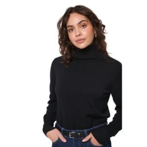 «Γυναίκα φοράει μαύρο πλεκτό ζιβάγκο με μακριά μανίκια και ψηλό γιακά. Το ρούχο εφαρμόζει άψογα στο σώμα, συνδυασμένο με ψηλόμεσο σκούρο μπλε τζιν με ζώνη. Λευκό φόντο που αναδεικνύει το διαχρονικό και minimal στυλ του ρούχου.»