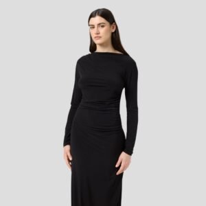 Μαύρο midi φόρεμα με μακρύ μανίκι, draped λεπτομέρειες στη μέση και ελαφρώς ασύμμετρη λαιμόκοψη, φόντο γκρι.