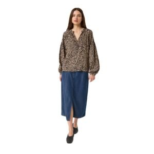 Μοντέλο με μαύρη μπλούζα με καφέ πινελιές και V λαιμόκοψη, συνδυασμένη με τζιν midi φούστα με σκίσιμο στο κέντρο. Το look αποπνέει casual κομψότητα και άνεση, φωτογραφημένο σε λευκό φόντο, με το ρούχο να φαίνεται πλήρως από μπροστά.