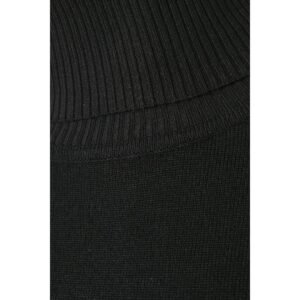 "Λεπτομέρεια από τον ριμπ ψηλό γιακά του μαύρου ζιβάγκο, με καθαρή υφή και καλοδουλεμένες ραφές."