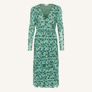 Στατική φωτογραφία πράσινου μίντι φορέματος με λουλουδάτο μοτίβο, V λαιμόκοψη και μακριά μανίκια. Το φόρεμα είναι τοποθετημένο σε λευκό φόντο, αναδεικνύοντας το σχέδιο και το κόψιμο.