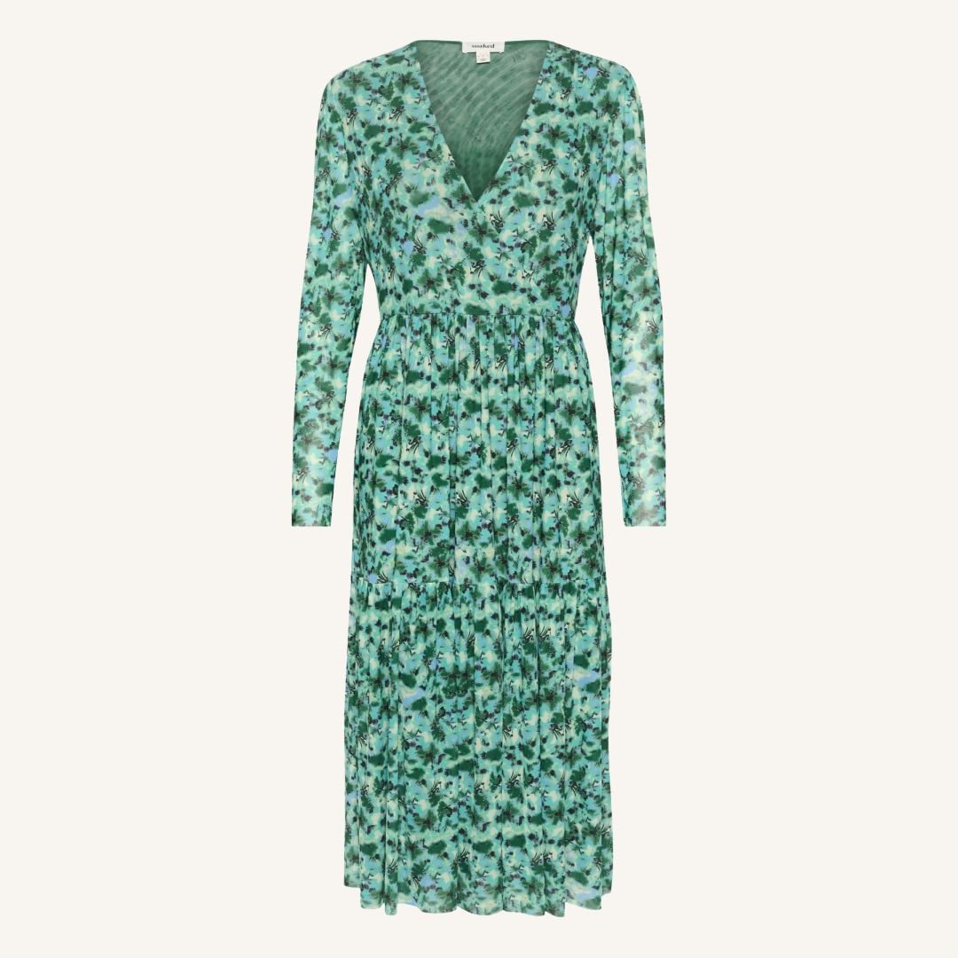 5-30407727 Στατική φωτογραφία πράσινου μίντι φορέματος με λουλουδάτο μοτίβο, V λαιμόκοψη και μακριά μανίκια. Το φόρεμα είναι τοποθετημένο σε λευκό φόντο, αναδεικνύοντας το σχέδιο και το κόψιμο.