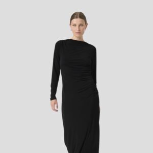 Γυναικεία φιγούρα σε μαύρο midi φόρεμα με draped λεπτομέρειες, μακρύ μανίκι και κομψή slim fit εφαρμογή, σε ουδέτερο background