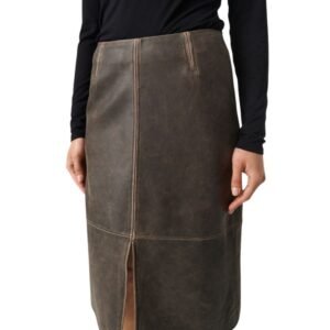 Κοντινό στη midi δερμάτινη pencil φούστα σε ξεθωριασμένο μαύρο χρώμα,με κάθετες ραφές και μπροστινό σκίσιμο.