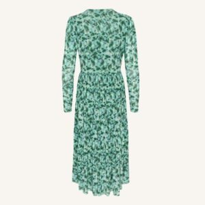 Στατική φωτογραφία πράσινου μίντι φορέματος με λουλουδάτο μοτίβο, από την πίσω όψη. Φαίνεται η σούρα στη μέση και η κίνηση του υφάσματος, σε λευκό φόντο.