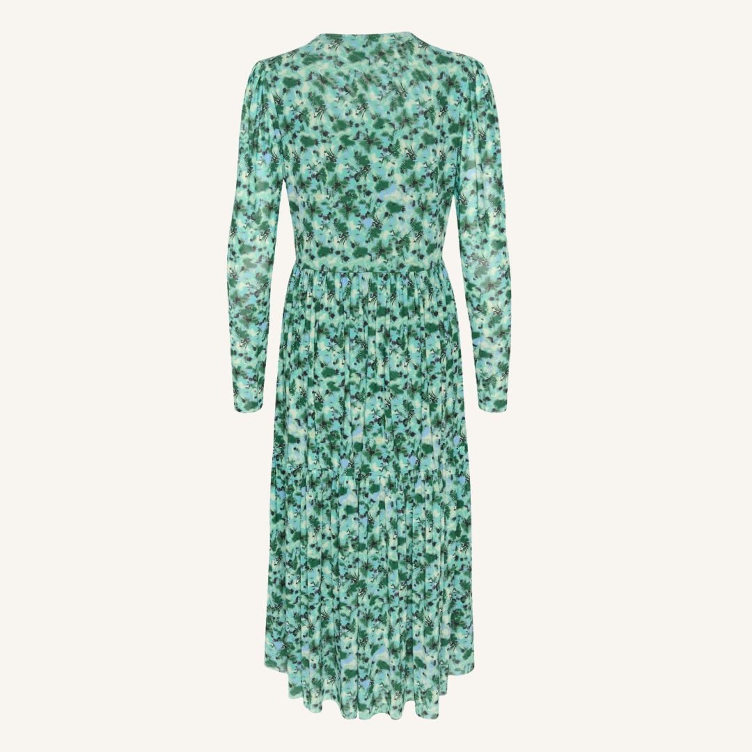 6-30407727 Στατική φωτογραφία πράσινου μίντι φορέματος με λουλουδάτο μοτίβο, από την πίσω όψη. Φαίνεται η σούρα στη μέση και η κίνηση του υφάσματος, σε λευκό φόντο.